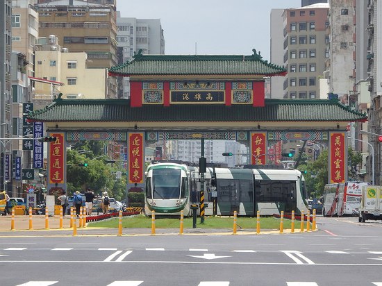 1280px-Kaohsiung_LRT_Circular_Line_at_Gate_of_Kaohsiung_Port_20180621.jpg