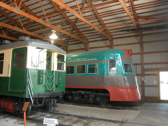 20040911_33_CTA_Rapid_Transit_Car_&_CNSM_Electroliner_@_Illinois_Railway_Museum_(8522158375).jpg