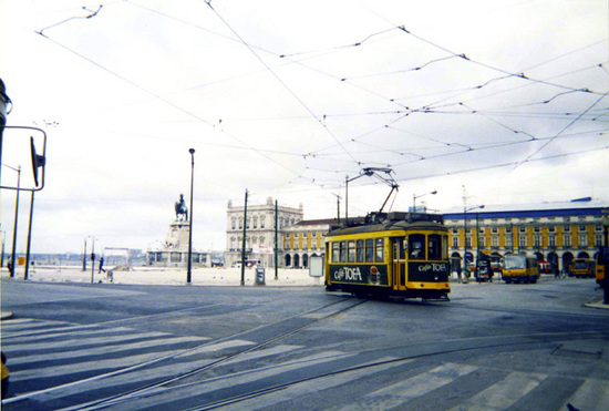 リスボンコメルシオ広場と単車電車.jpg